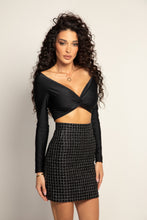 Заредете изображение във визуализатора на галерията – Naomi Off Shoulder Crop Top
